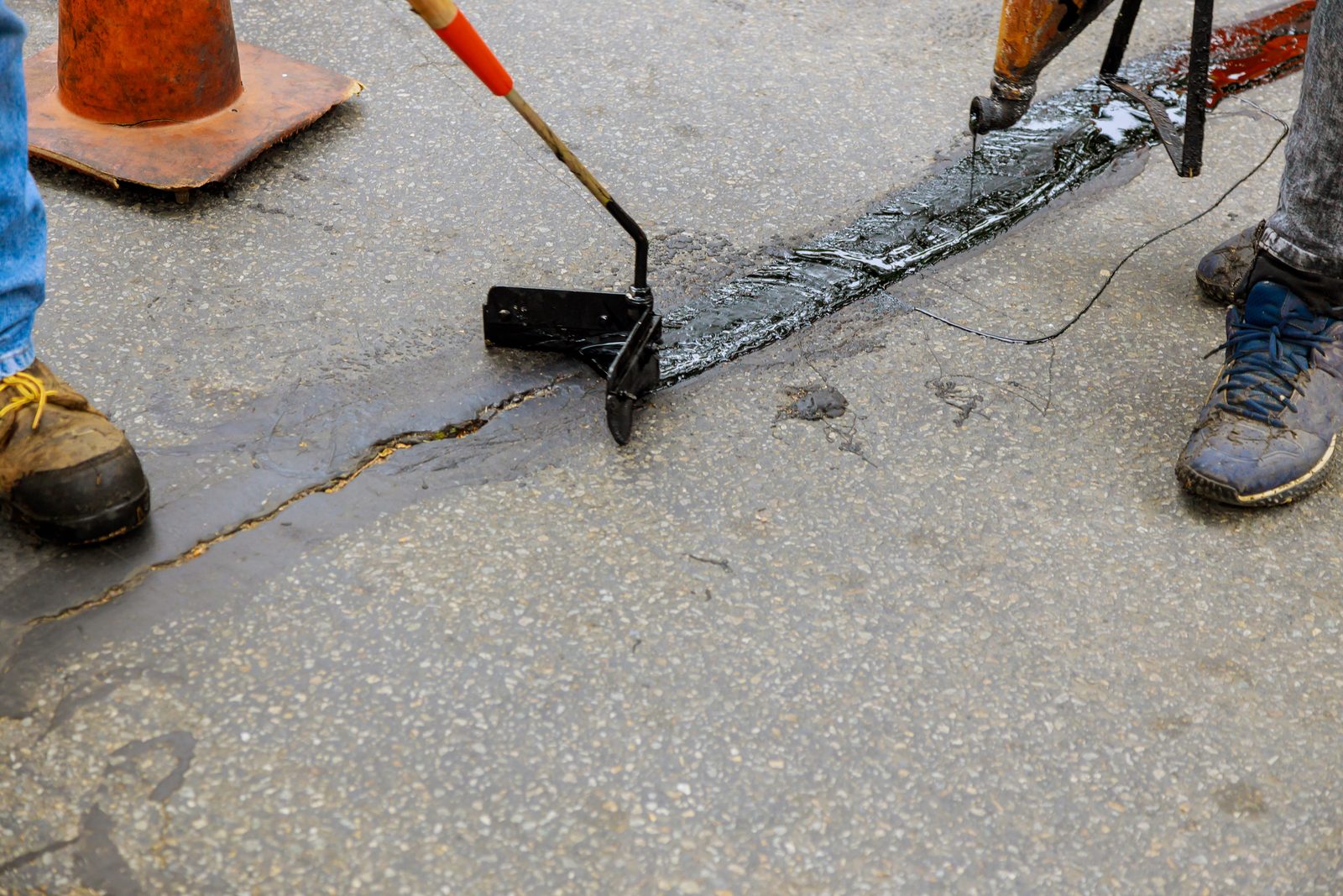 Asphalt sealcoating